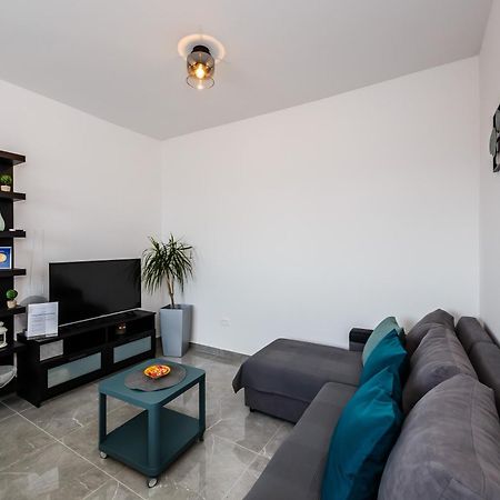 Apartmani Ujakovic Kastela Exterior photo