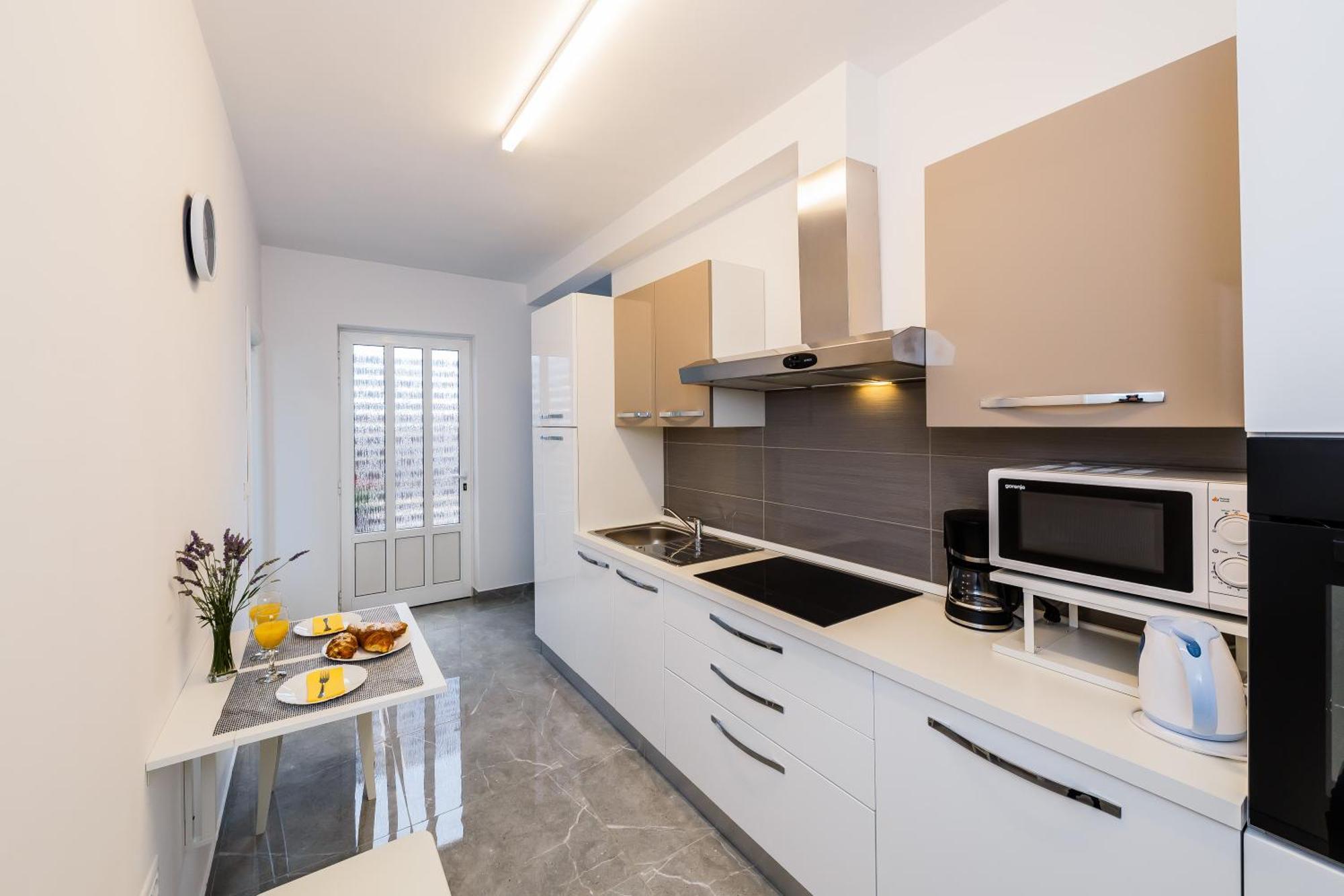 Apartmani Ujakovic Kastela Exterior photo