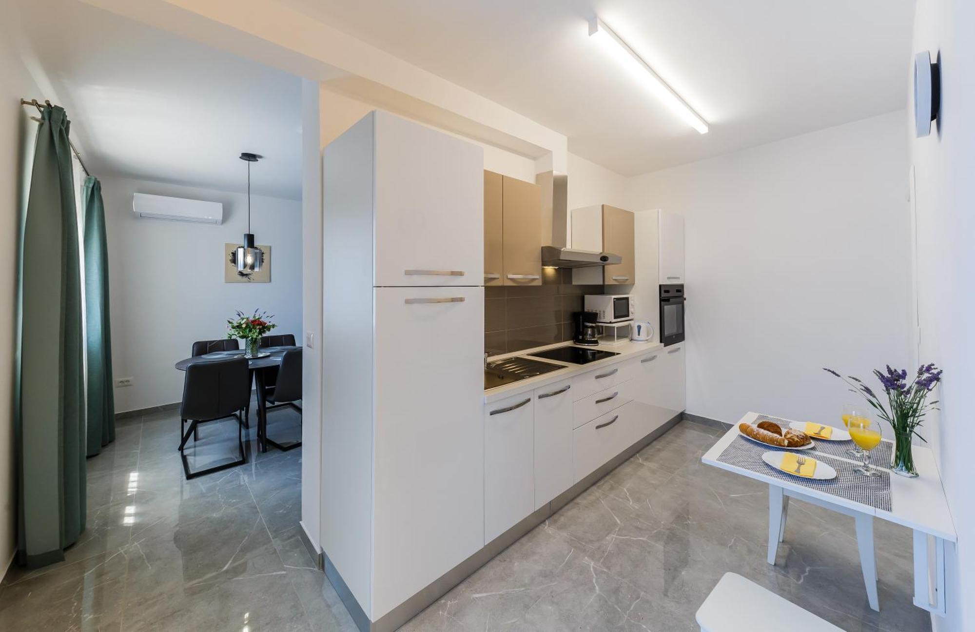 Apartmani Ujakovic Kastela Exterior photo