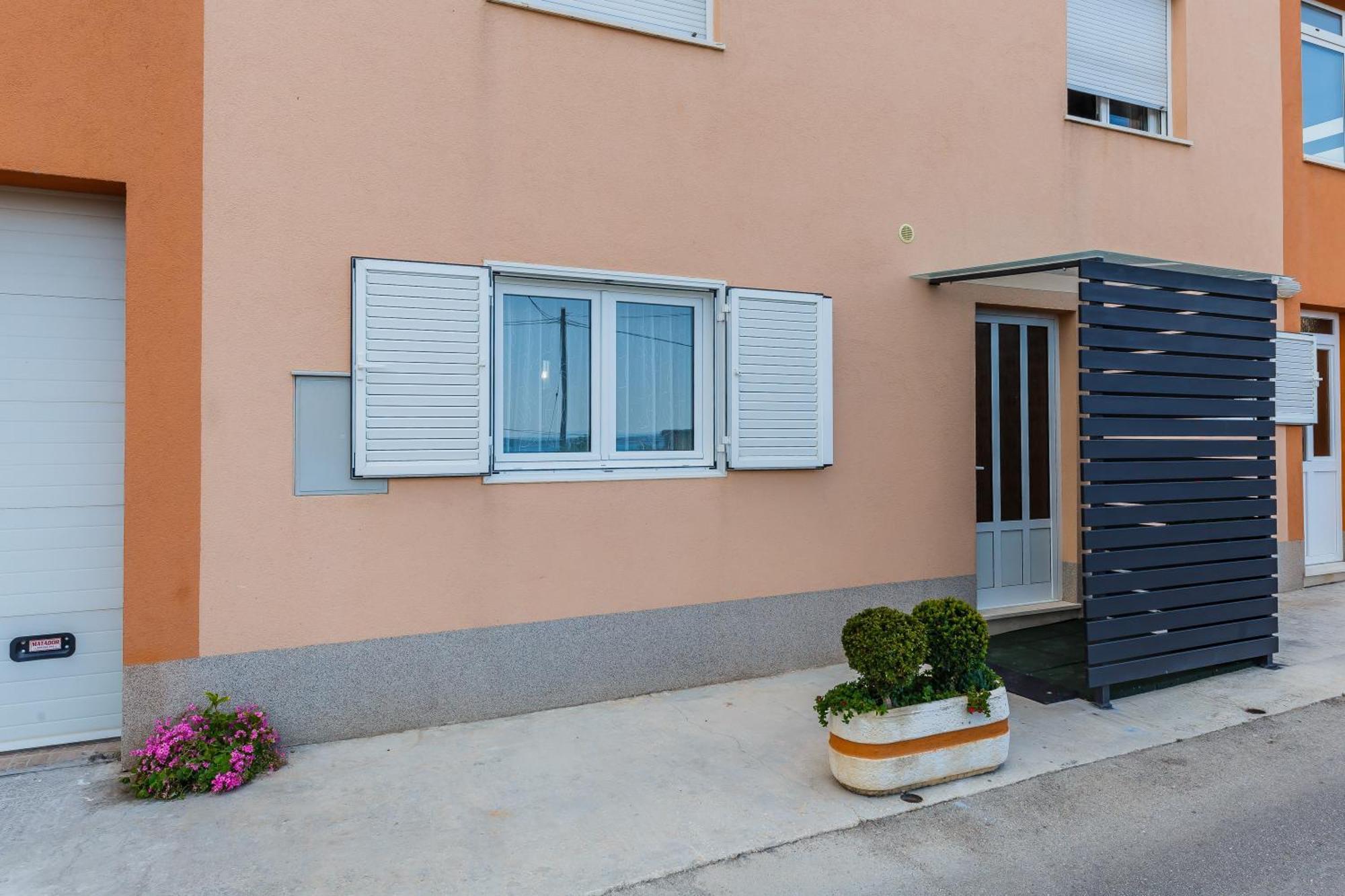 Apartmani Ujakovic Kastela Exterior photo