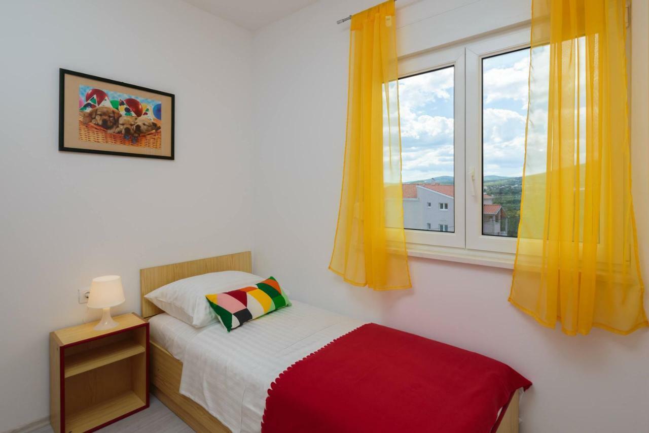 Apartmani Ujakovic Kastela Exterior photo
