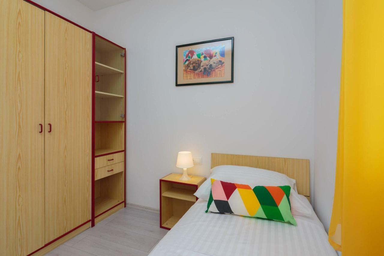 Apartmani Ujakovic Kastela Exterior photo