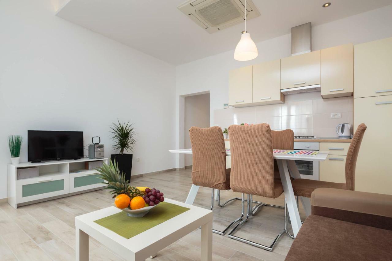Apartmani Ujakovic Kastela Exterior photo