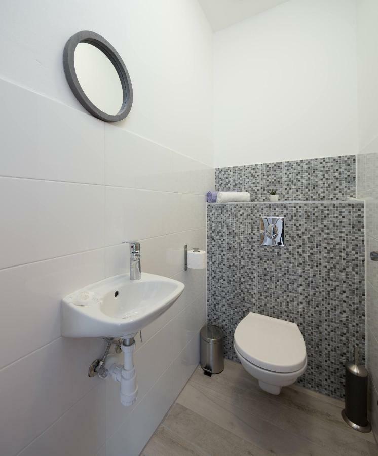 Apartmani Ujakovic Kastela Exterior photo