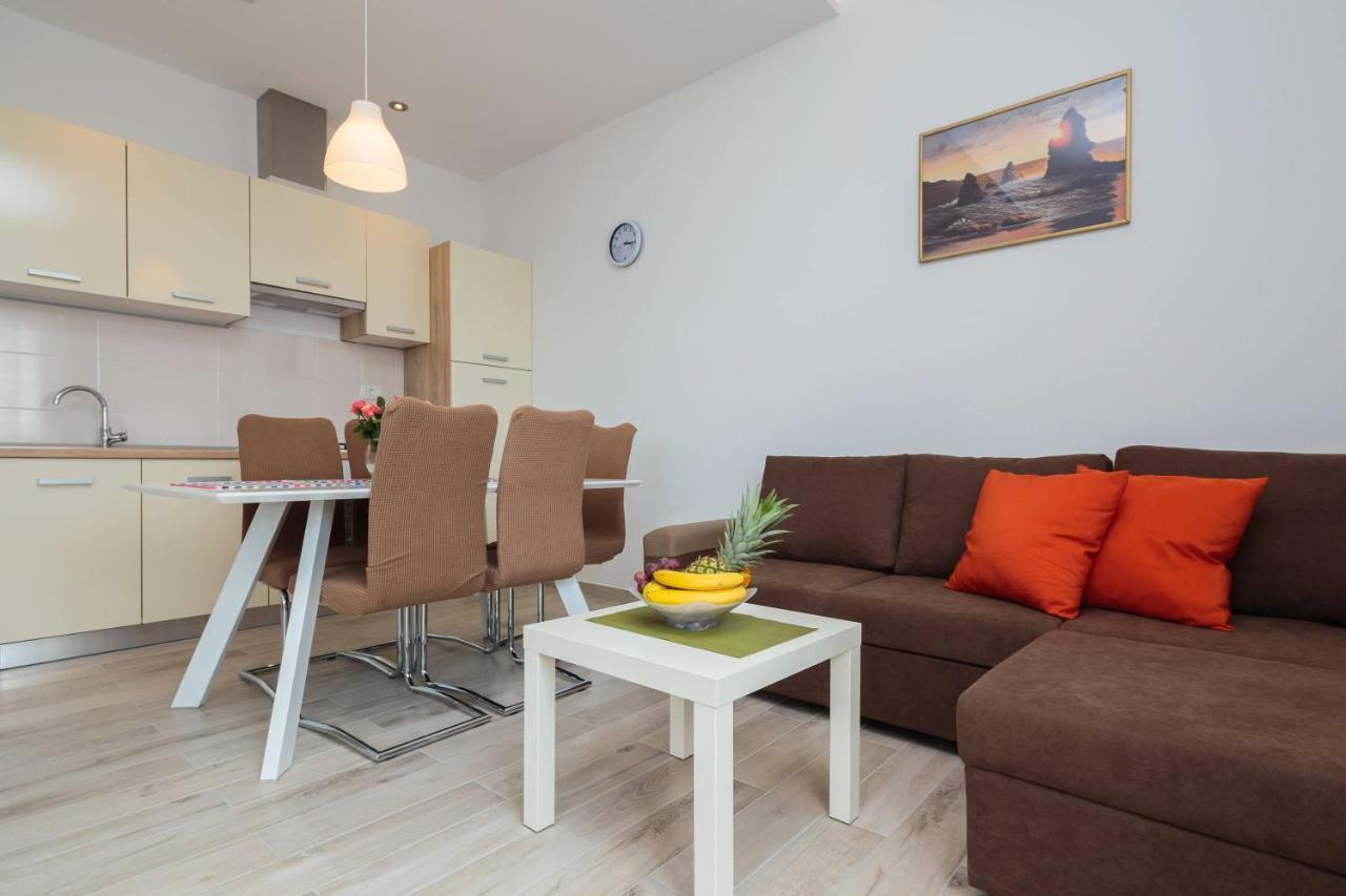 Apartmani Ujakovic Kastela Exterior photo